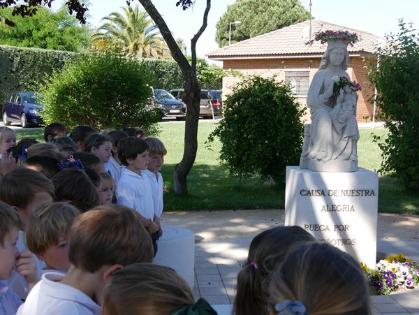 3º de Infantil corona a la Virgen de Orvalle