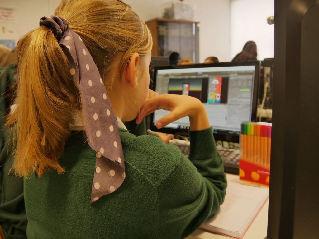 30 alumnas de 5º de primaria aprenden a programar mientras mejoran su inglés