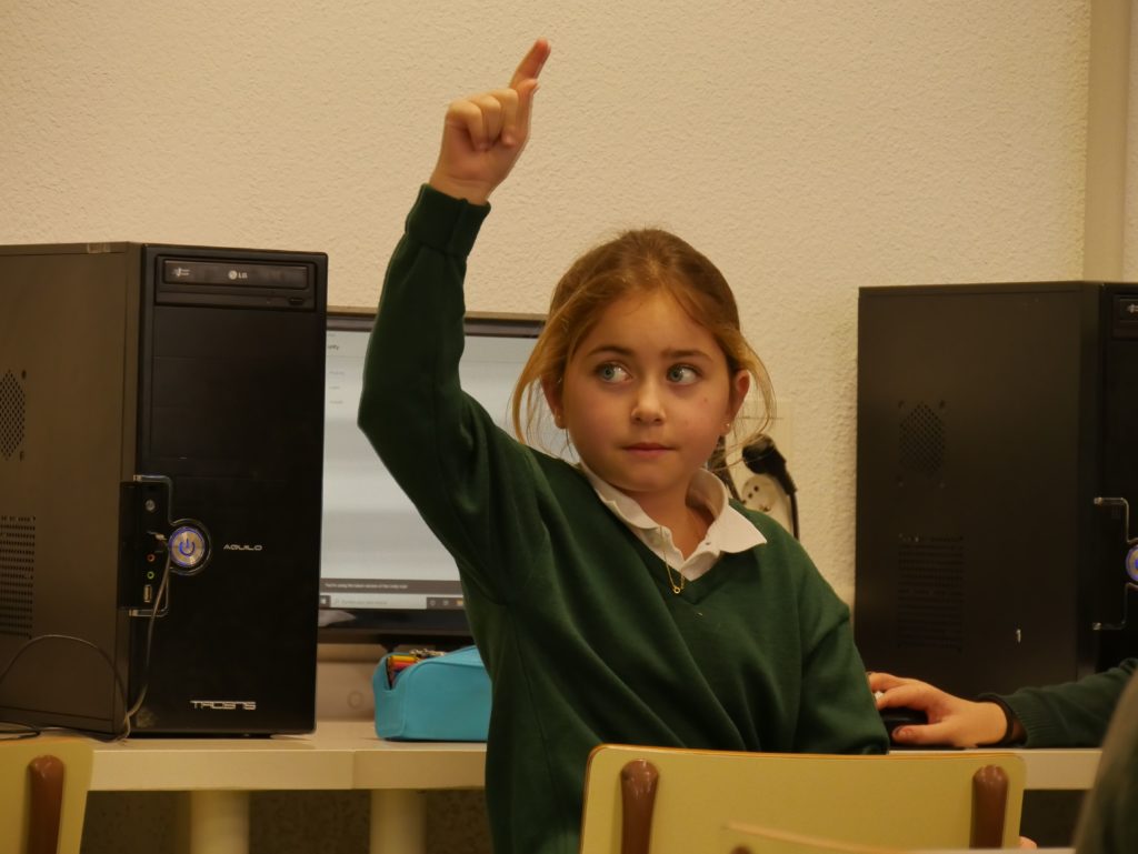 30 alumnas de 5º de primaria aprenden a programar mientras mejoran su inglés