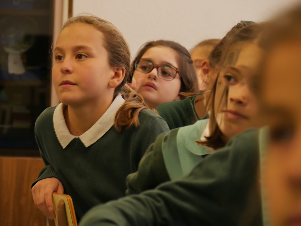 30 alumnas de 5º de primaria aprenden a programar mientras mejoran su inglés