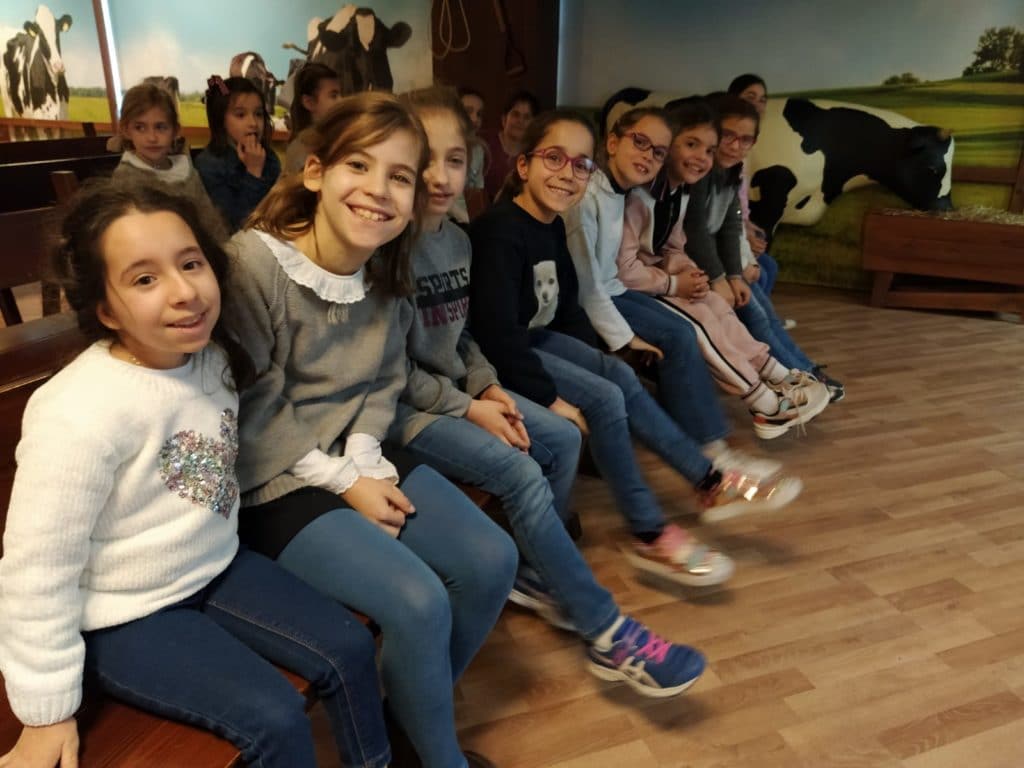 Las alumnas de 3º de Primaria visitan la Fábrica de Danone