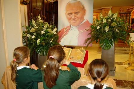 Colegio Orvalle recibe la reliquia de Juan Pablo II