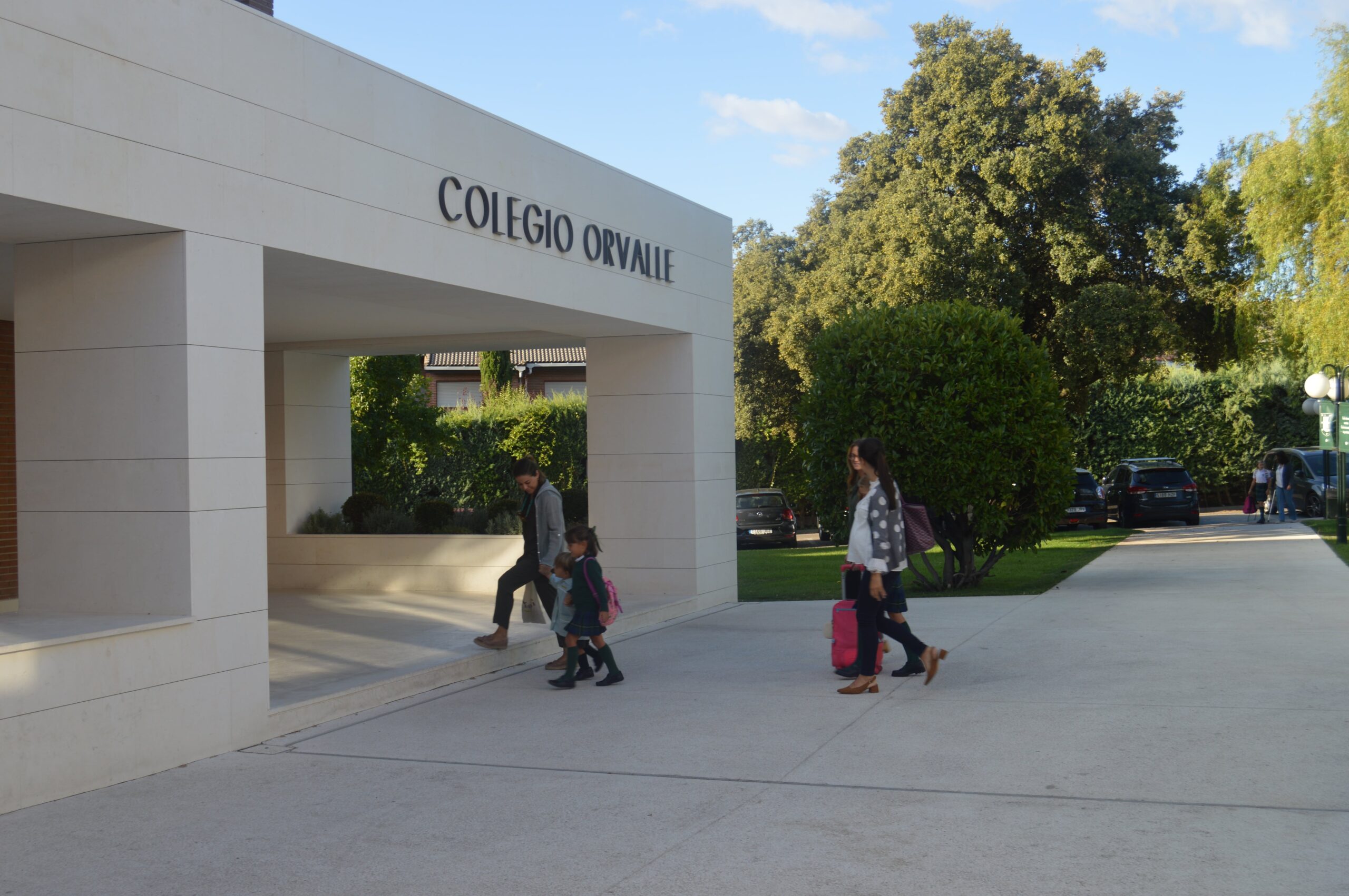 Varias familias entrando al Colegio Orvalle