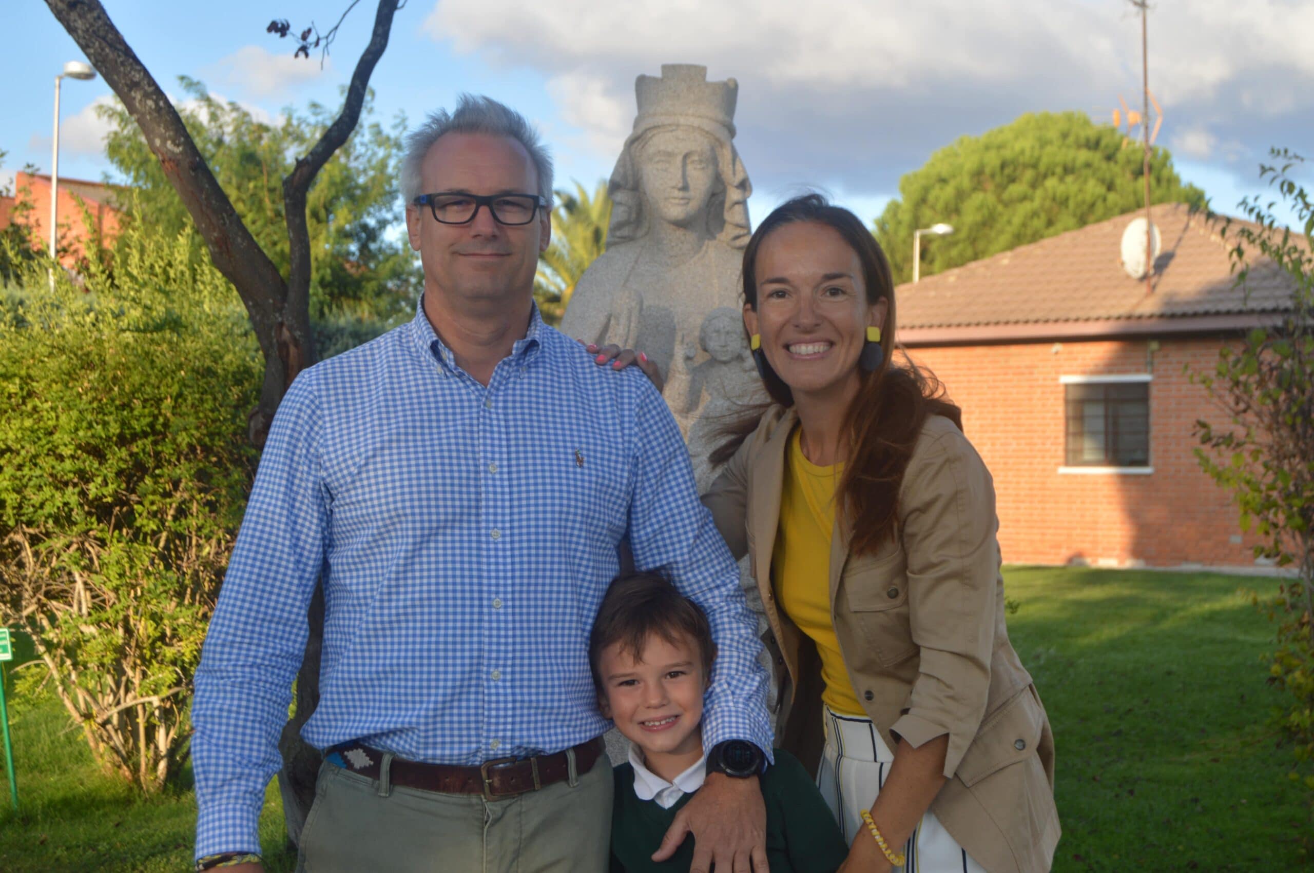 Familia junto a la Virgen de Orvalle