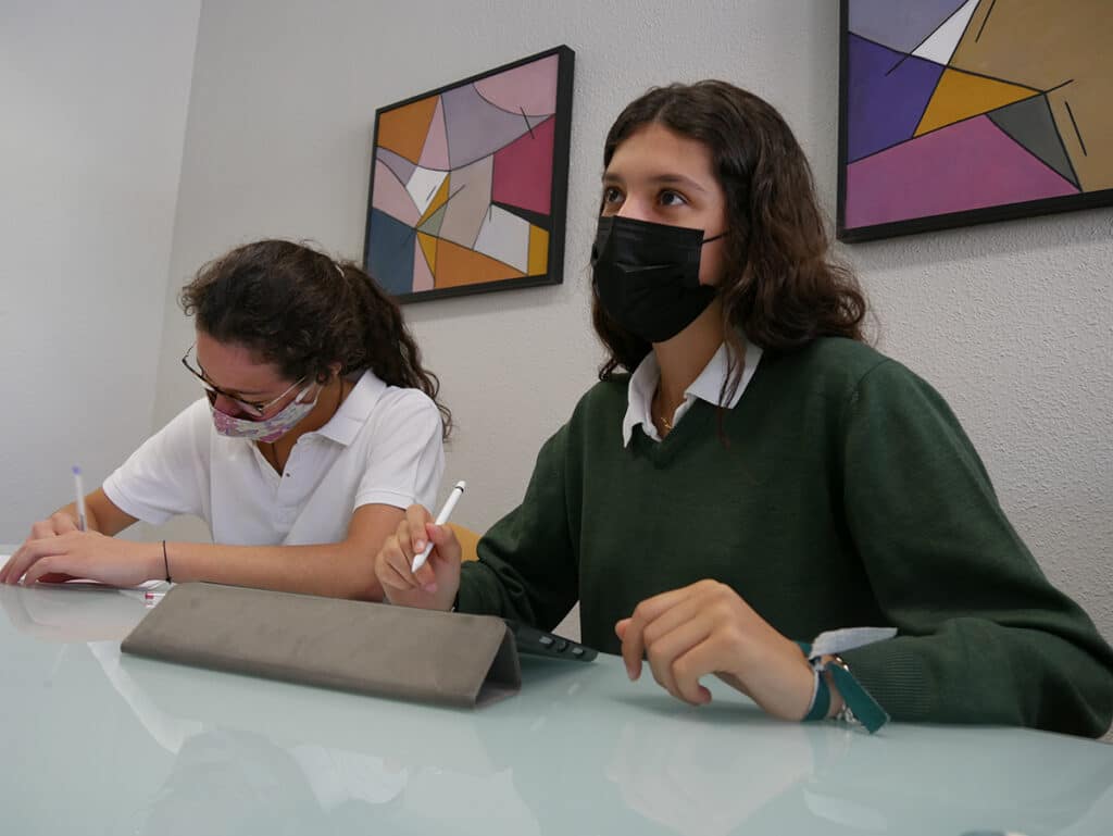 Jimena y Victoria ganadoras del IX Certamen Literario Escolar