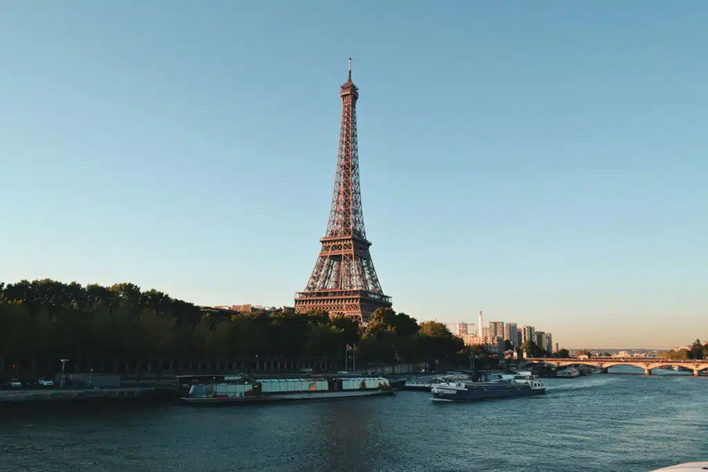 Las mujeres matemáticas más influyentes de la historia: un legado de genio y resiliencia 8 mujeres matematicas importantes torre eiffel