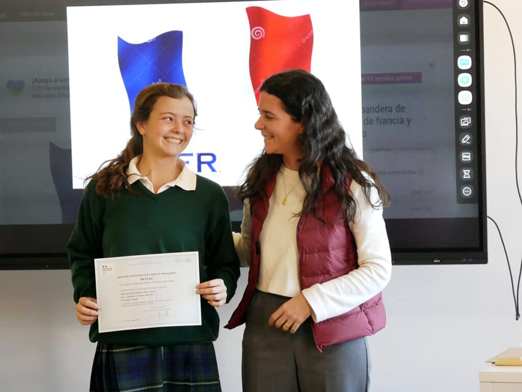 Las alumnas de Francés reciben el DELF por su esfuerzo