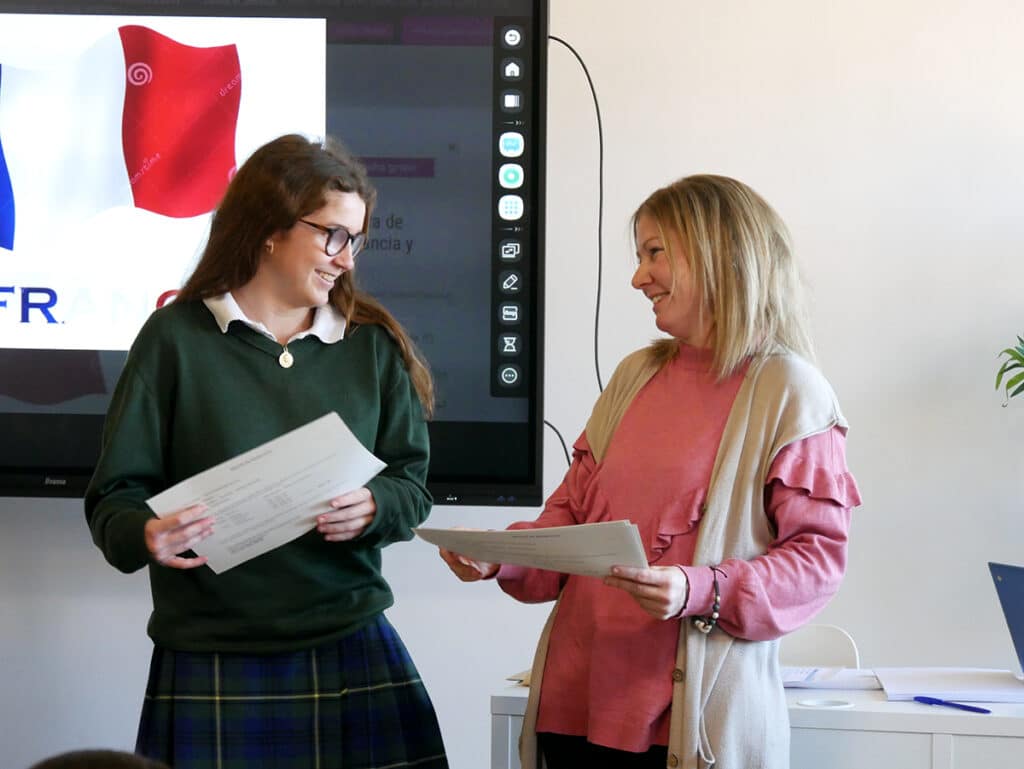 Las alumnas de Francés reciben el DELF por su esfuerzo