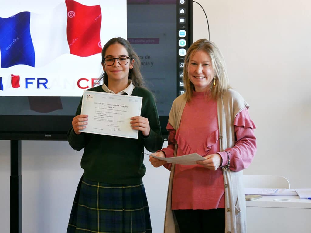 Las alumnas de Francés reciben el DELF por su esfuerzo 1 Las alumnas de Francés reciben el DELF por su esfuerzo