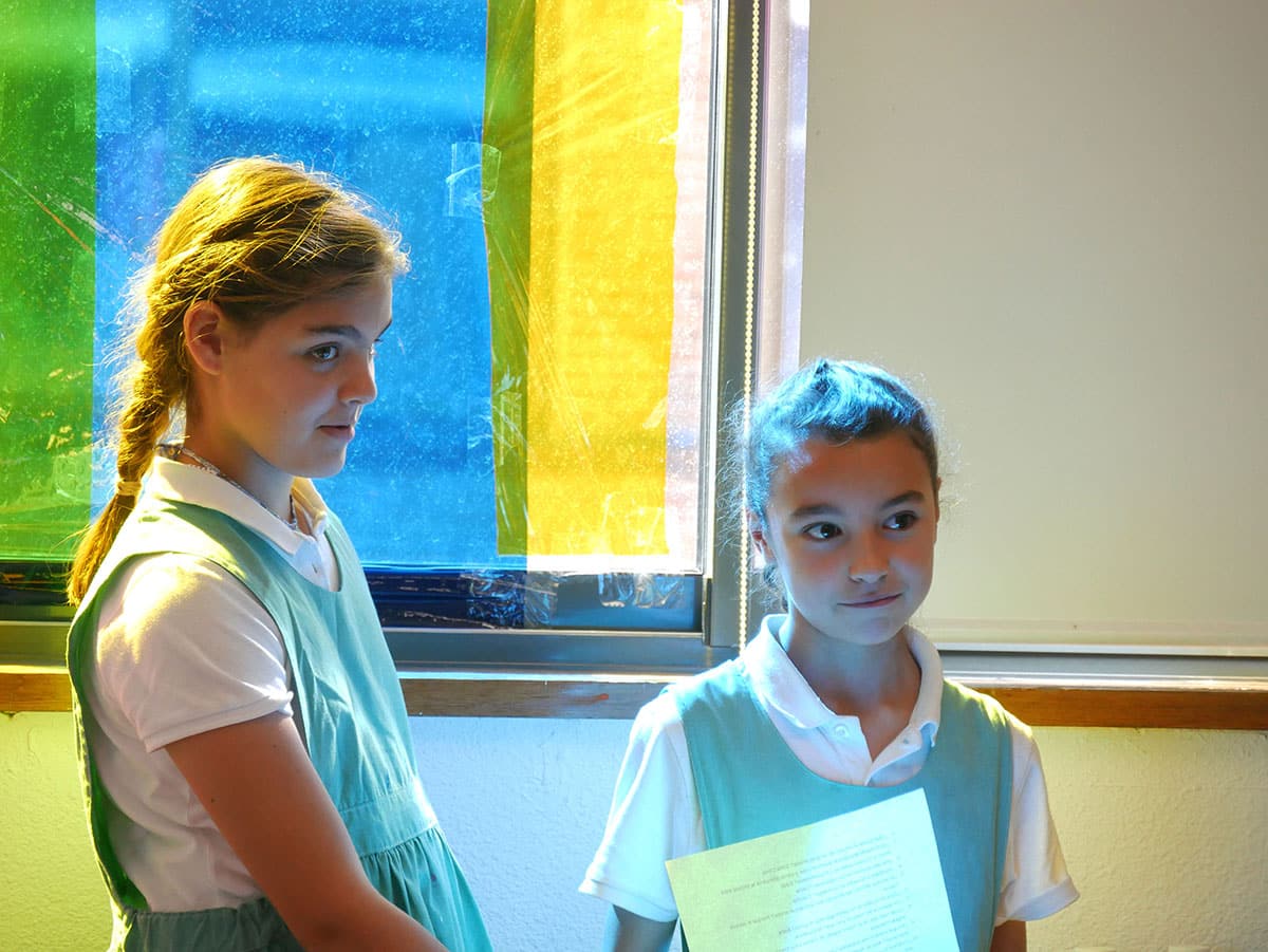 Un artista mundialmente conocido visita a las alumnas de Primaria desde París