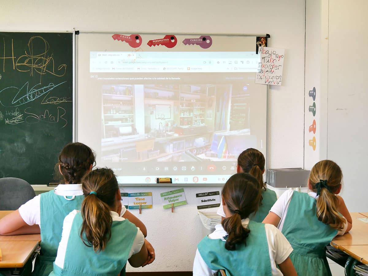 Un artista mundialmente conocido visita a las alumnas de Primaria desde París