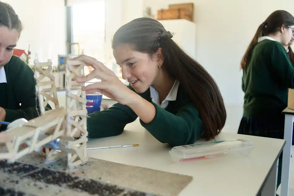 Claves de la autenticidad: cómo preparar a tu hija para una adolescencia sana 4 como educar en la autenticidad en la adolescencia